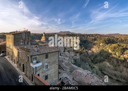 Herrliche Aussicht auf das historische Zentrum und den Masso Leopoldino di Sorano von der Festung Orsini, Grosseto, Toskana, Italien Stockfoto