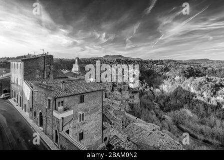 Von der Festung Orsini, Grosseto, Toskana, Italien aus hat man einen herrlichen Schwarz-Weiß-Blick auf das historische Zentrum und den Masso Leopoldino di Sorano Stockfoto