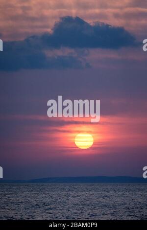 Sonne, die über den Kurileninseln, Russland, Tapete, Blick von Hokkaido, Japan, schöne Morgenaufgangsszene, Sonne über ruhigem Ozean, romantischer Mystiker sc Stockfoto