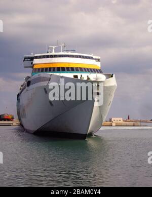 PROA DEL SUPERSCHNELLFÄHRE FEDERICO GARCIA LORCA - BUQUE DE LA EMPRESA BALEARIA QUE VA A LAS ISLAS BALEARES. Lage: PUERTO. Denia. Alicante. SPANIEN. Stockfoto