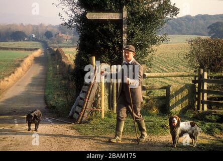 Spielewart, der einen Pheasant Shoot in der Nähe von Offa's Dyke Path in Shropshire UK 1990 ausführt Stockfoto