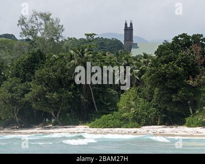 Kirche St. Franziskus in Baie Lazare mit Strandvordergrund, Seychellen Stockfoto