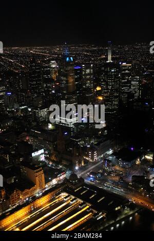 Blick von oben über Melbourne bei Nacht Stockfoto