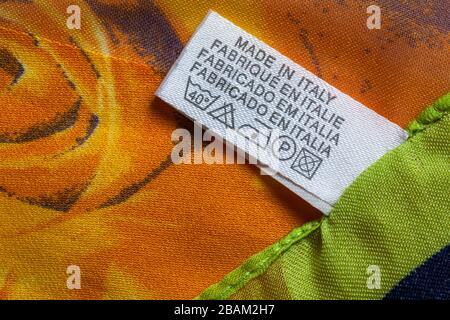 Label in der Frau 100% polyester Schal in Italien mit Sorgfalt waschen Symbole gemacht - in Großbritannien Großbritannien Großbritannien Stockfoto