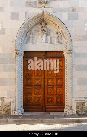 Eingang der katholischen Kirche Santa Maria della Fratta in San Daniele del Friuli, Italien Stockfoto