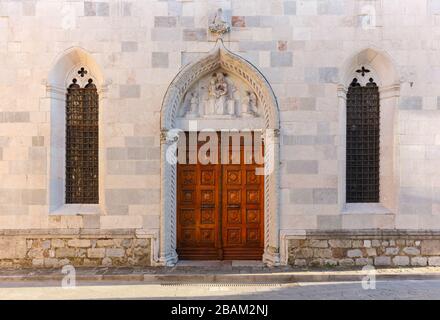 Eingang der katholischen Kirche Santa Maria della Fratta in San Daniele del Friuli, Italien Stockfoto