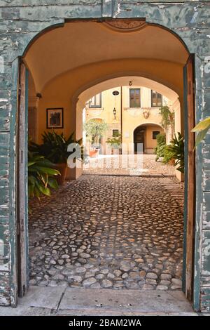 Eine enge Straße zwischen den Häusern von San Lorenzello, einem mittelalterlichen Dorf in der Provinz Benevento, Italien Stockfoto