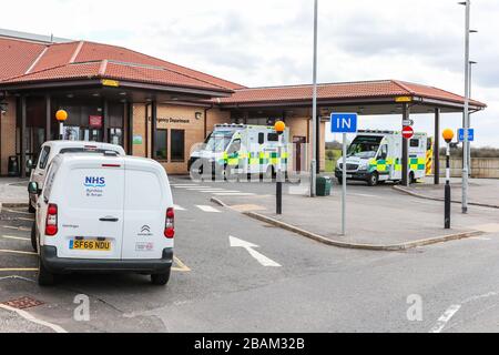 Zwei Rettungswagen des Scottish National Health Service parkten und betriebsfertig, außerhalb der Notaufnahme des Universitätskrankenhauses Ayr, A. Stockfoto