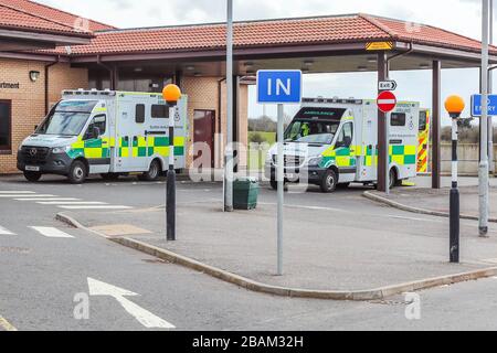 Zwei Rettungswagen des Scottish National Health Service parkten und betriebsfertig, außerhalb der Notaufnahme des Universitätskrankenhauses Ayr, A. Stockfoto