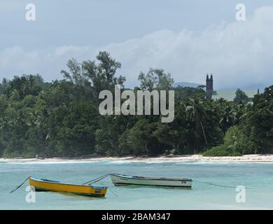 Kirche St. Franziskus in Baie Lazare mit Strandvordergrund, Seychellen Stockfoto