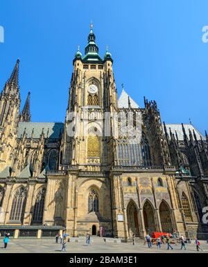 südfront der Metropolitankathedrale der Heiligen Vitus, Wenceslaus und Adalbert auf dem Burgberg Hradschin bei Prag, Tschechien Stockfoto