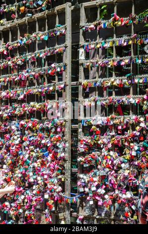 Verona, Italien - 19. Juli 2014: Eingangstor zu Juliets Haus in Verona. Voller farbenfroher Vorhängeschlösser, die von Liebhabern nach dem Versprechen des Respekts für Mutua hinterlassen wurden Stockfoto