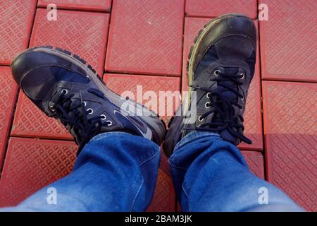 Blue Jeans und Shooers lässiges Kleid Konzept Stockfoto