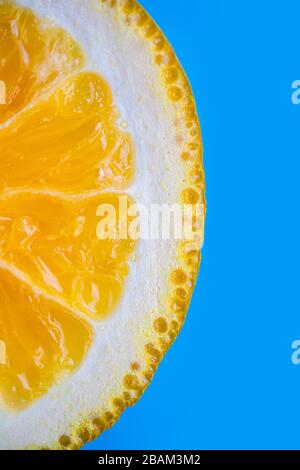 Makroaufnahme von einem frischen Orange auf blauem Hintergrund Stockfoto