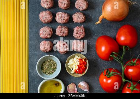 Flat Lay mit Zutaten für Pasta mit Fleischbällchen Stockfoto