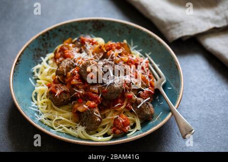Nudeln mit Fleischbällchen und Tomatensauce Stockfoto