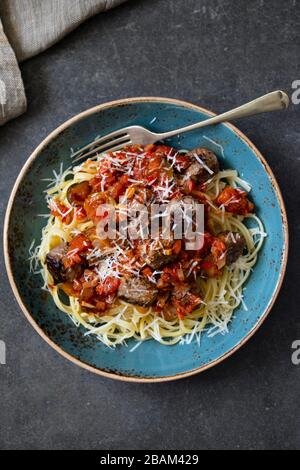 Nudeln mit Fleischbällchen und Tomatensauce Stockfoto