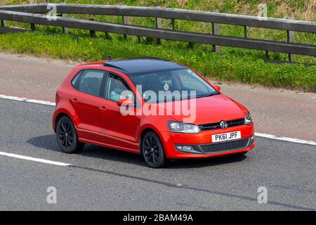 2011 RED Volkswagen Polo SEL 85; UK Vehicular Traffic, Road Transport, modern Vehicles, Salonautos, Vehicle Driving, Roads & Motors, motorisieren in südlicher Richtung auf der Autobahn M6 Stockfoto