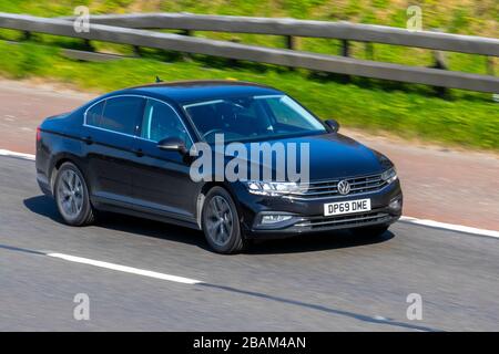 2020 schwarz VW Volkswagen Passat SEL TDI S-A;UK Verkehr, Straßenverkehr, moderne Fahrzeuge, Limousinen, Fahrzeugfahren, Straßen & Motoren, Autofahren in südlicher Richtung auf der Autobahn M6 Stockfoto