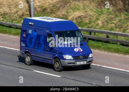 2006 Blauer Mercedes Benz SPRINTER 311 CDI LWB P/V; G4S gepanzerter Sicherheitsvan auf der Autobahn M6, Großbritannien Stockfoto