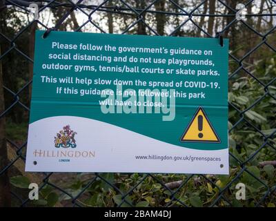 London, Großbritannien. März 2020. Ein Schild des gemeinderats weist die Menschen an, sich der sozialen Distanzierung bei der Nutzung eines Parks bewusst zu sein, um die Verbreitung von COVID-19 zu verlangsamen. Das Gesundheitsministerium hat bekannt gegeben, dass bisher 1.019 Menschen in Großbritannien am Coronavirus gestorben sind, wobei 17.089 bestätigte Fälle und 103.687 Menschen negativ auf das Virus getestet wurden. Kredit: Stephen Chung / Alamy Live News Stockfoto