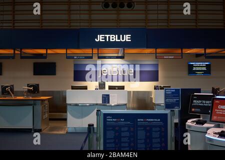 Der Check-in-Schalter der amerikanischen Low-Cost-Fluggesellschaft JetBlue Airways am Portland International Airport ist am 16. Februar 2020 nachts geschlossen. Stockfoto