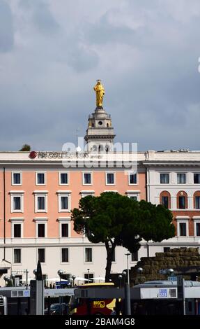 NH Collection Palazzo Cinquecento - Basilica del Sacro Cuore di Ges a Castro Pretorio in Rom, Italien Stockfoto