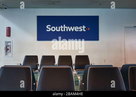 Das Südwestschild ist am 7. Februar 2020 an einem Flugsteig am Portland International Airport zu sehen, mit Reihen von leeren Sitzen im Vordergrund. Stockfoto