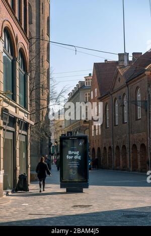 Die digitalen Werbetafeln der Kopenhagener Gemeinde zeigen während der Sperrung, Dänemark, Informationen über das Coronavirus in den leeren Straßen. Stockfoto