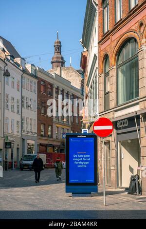 Die digitalen Werbetafeln der Kopenhagener Gemeinde zeigen während der Sperrung, Dänemark, Informationen über das Coronavirus in den leeren Straßen. Stockfoto