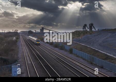 2 erste Transpennine Express-Klasse 185 passiert die stillgelegte Zeche Hatfield mit den Kopfbeständen und den dunklen Wolken Stockfoto