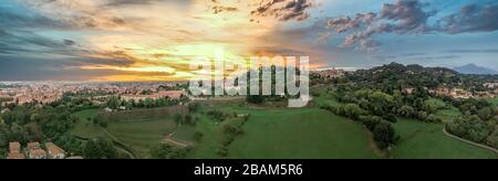 Luftaufnahme von herrlichem Sonnenuntergang über der historischen mittelalterlichen ummauerten Stadt Bergamo in der Lombardei Italien Stockfoto