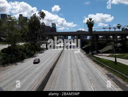 Los Angeles, CA/USA - 25. März 2020: Der berühmte Stapel-Austausch der Autobahnen 110 und 101 in Los Angeles ist zur Hauptverkehrszeit wegen Coronavirus verlassen worden Stockfoto