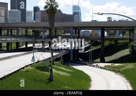 Los Angeles, CA/USA - 25. März 2020: Das vierstufige Autobahnkreuz der vielbefahrenen Autobahnen 110 und 101 in Los Angeles desertierte zur Hauptverkehrszeit wegen Coronavi Stockfoto