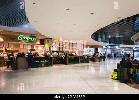 Athen, Griechenland - Februar, 11 2020: Ein Café von Gregory in der Abflughalle des Athener internationalen Flughafens Eleftherios Venizelos. Gregory's ist das Stockfoto