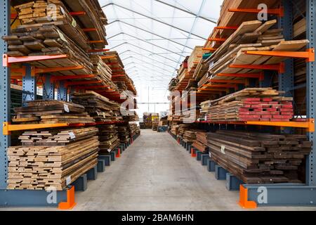 Holzbohlen in einer Fabrik. Holz- und Holzwerkstoffindustrie. Stockfoto