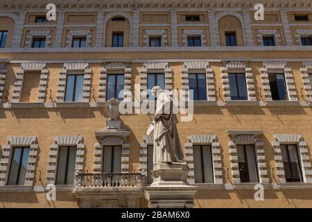 Die Statue von Sallustio Bandini von Tito Sarrocchi auf der Piazza Salimbeni mit dem Palazzo Tantucci im Hintergrund in Siena, Italien Stockfoto