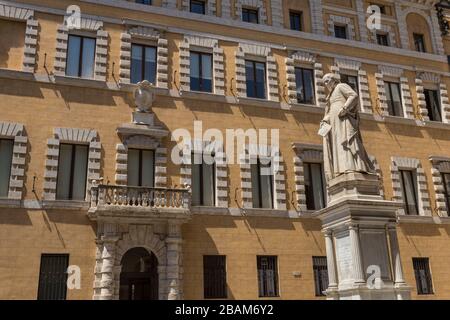 Die Statue von Sallustio Bandini von Tito Sarrocchi auf der Piazza Salimbeni mit dem Palazzo Tantucci im Hintergrund in Siena, Italien Stockfoto