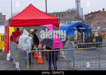 New York, USA. März 2020. Ein begehbarer Testplatz für COVID-19 ist auf dem Parkplatz des Office of Emergency Management am Marin Boulevard in New Jersey, NJ, USA am Samstag, 28. März 2020 zu sehen. Beamte des Staates New Jersey berichteten am selben Tag von einem Anstieg in neuen Fällen des Virus mit mehr als 11 Tausend positiven Tests und 140 Todesfällen. (Foto von Albin Lohr-Jones/Sipa USA) Credit: SIPA USA/Alamy Live News Stockfoto