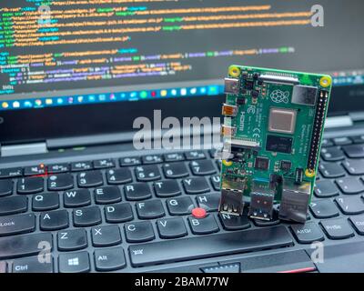 Galati, RUMÄNIEN - 22. März 2020: Nahaufnahme eines Raspberry Pi 4 Model-B auf einer Laptop-Tastatur. Der Raspberry Pi ist ein Single-Board-Unternehmen im Kreditkartenformat Stockfoto