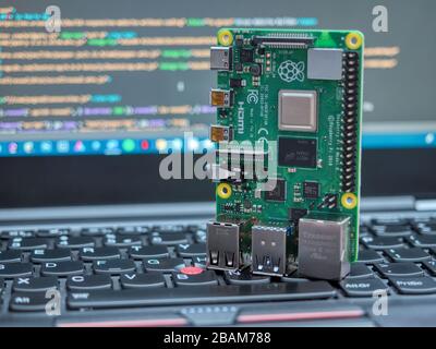 Galati, RUMÄNIEN - 22. März 2020: Nahaufnahme eines Raspberry Pi 4 Model-B auf einer Laptop-Tastatur. Der Raspberry Pi ist ein Single-Board-Unternehmen im Kreditkartenformat Stockfoto