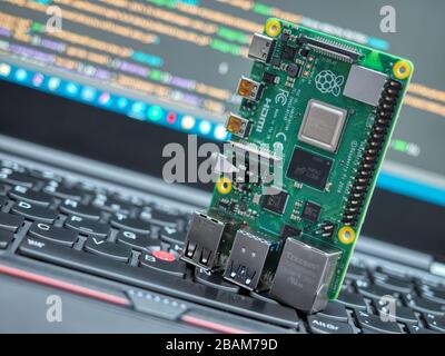 Galati, RUMÄNIEN - 22. März 2020: Nahaufnahme eines Raspberry Pi 4 Model-B auf einer Laptop-Tastatur. Der Raspberry Pi ist ein Single-Board-Unternehmen im Kreditkartenformat Stockfoto