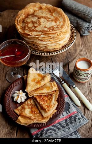 Ein Stapel dünner Pfannkuchen auf einer Platte. Hausgemachtes Gebäck. Pfannkuchen zum Frühstück. Appetitliche Speisen. Dünne Pfannkuchen auf einem Teller. Hausgemachte Crepes, leckere Speisen Stockfoto