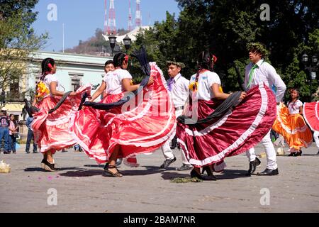 Truppe junger mexikanischer Folkloretänzer aus dem Bundesstaat Oaxaca, die traditionellen Tanz aufführen. Stockfoto