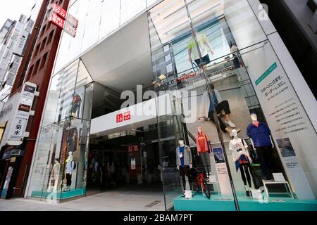 Tokio, Japan. März 2020. Der UNIQLO Ginza Store ist nahe, um die Verbreitung der COVID-19 in Ginza zu verhindern. Tokioter Gouverneur Yuriko Koike forderte die Einwohner auf, alle nicht notwendigen, nicht dringenden Ausflüchte an diesem Wochenende inmitten einer Zunahme von Coronavirus-Infektionsfällen in Tokio zu unterlassen. Credit: Rodrigo Reyes Marin/ZUMA Wire/Alamy Live News Stockfoto