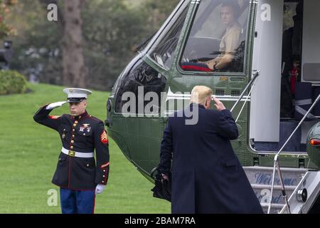 White House, Washington DC, USA. März 2020. Washington, Vereinigte Staaten. März 2020. US-Präsident Donald Trump ist am Samstag, den 28. März 2020, in Washington, DC, USA, für Marine One auf dem South Lawn des Weißen Hauses. Präsident Donald Trump geht zur Marinestation Norfolk, um den USNS-TROST für die Bereitstellung nach New York City zu senden, um auf die schnelle Ausbreitung des Coronavirus zu reagieren. Foto von Tasos Katopodis/UPI Credit: UPI/Alamy Live News Credit: UPI/Alamy Live News Stockfoto