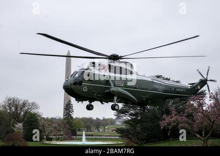 White House, Washington DC, USA. März 2020. Washington, Vereinigte Staaten. März 2020. Marine One bereitet sich darauf vor, auf dem Südrasen zu landen, um US-Präsident Donald Trump in Washington, DC, USA, am Samstag, 28. März 2020 abzuholen. Präsident Donald Trump geht zur Marinestation Norfolk, um den USNS-TROST für die Bereitstellung nach New York City zu senden, um auf die schnelle Ausbreitung des Coronavirus zu reagieren. Foto von Tasos Katopodis/UPI Credit: UPI/Alamy Live News Credit: UPI/Alamy Live News Stockfoto