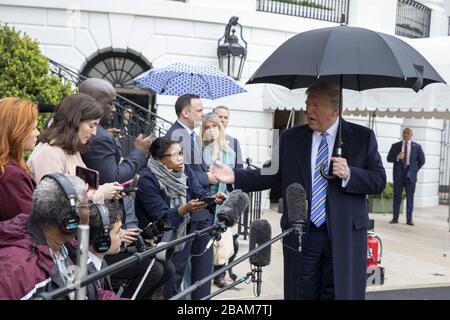 White House, Washington DC, USA. März 2020. US-Präsident Donald Trump spricht mit den Medien, bevor er am Samstag, 28. März 2020, Marine One auf dem South Lawn des Weißen Hauses in Washington, DC, USA, vorstellt. Präsident Donald Trump geht zur Marinestation Norfolk, um den USNS-TROST für die Bereitstellung nach New York City zu senden, um auf die schnelle Ausbreitung des Coronavirus zu reagieren. Foto von Tasos Katopodis/UPI Credit: UPI/Alamy Live News Stockfoto