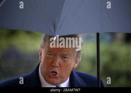 White House, Washington DC, USA. März 2020. US-Präsident Donald Trump spricht mit den Medien, bevor er am Samstag, 28. März 2020, Marine One auf dem South Lawn des Weißen Hauses in Washington, DC, USA, vorstellt. Präsident Donald Trump geht zur Marinestation Norfolk, um den USNS-TROST für die Bereitstellung nach New York City zu senden, um auf die schnelle Ausbreitung des Coronavirus zu reagieren. Foto von Tasos Katopodis/UPI Credit: UPI/Alamy Live News Stockfoto