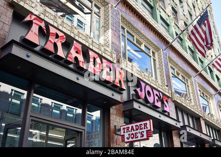 Der Eingang zu einem Trader Joe's Lebensmittelgeschäft im Soma Viertel von San Francisco, Kalifornien, gesehen am Sonntag, 9. Februar 2020. Stockfoto